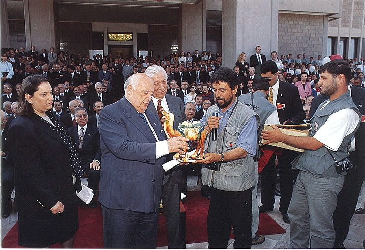 Arif Aşçı presenting the caravan&rsquo;s gifts and letters to President S&uuml;leyman Demirel at Çankaya